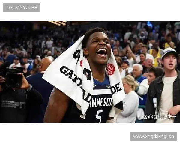 爱德华兹突破创造空位，拉开队内得分差距提升锋线威胁